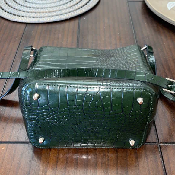 NWOT- H&M green crocodile, print , adjustable, shoulder bucket bag. - Picture 2 of 4